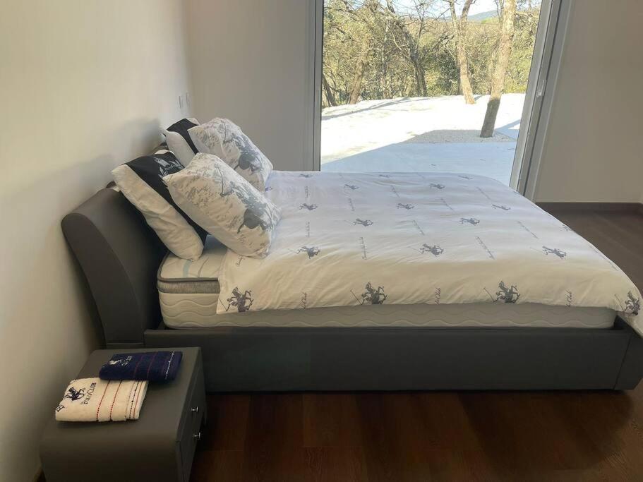 Brand New Villa With Fully Intergrated Air Conditioning & Private Pool, Overlooking Forest Sardan Exteriér fotografie